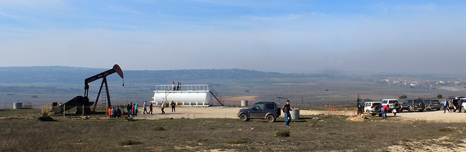 Pozos petrolíferos en el Valle de Valderrediblde. Ruta 4x4 Terranatur